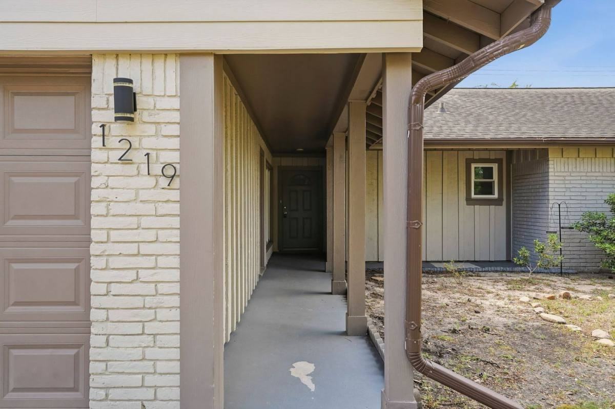 1219 Wisterwood Dr - Photo 2 of 10