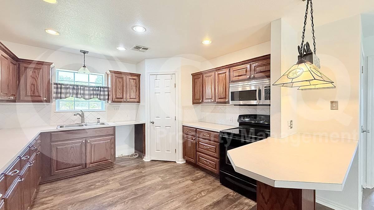 230 Clarence Rd - Photo 2 of 10