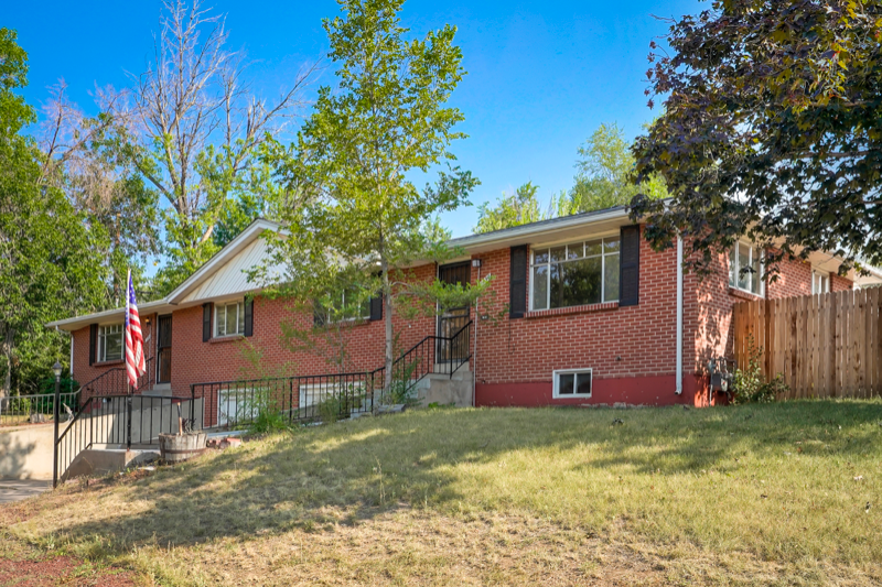 1390 W Berry Dr - Photo 2 of 17