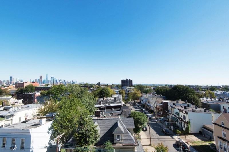 429 Bergen Ave - Photo 2 of 4