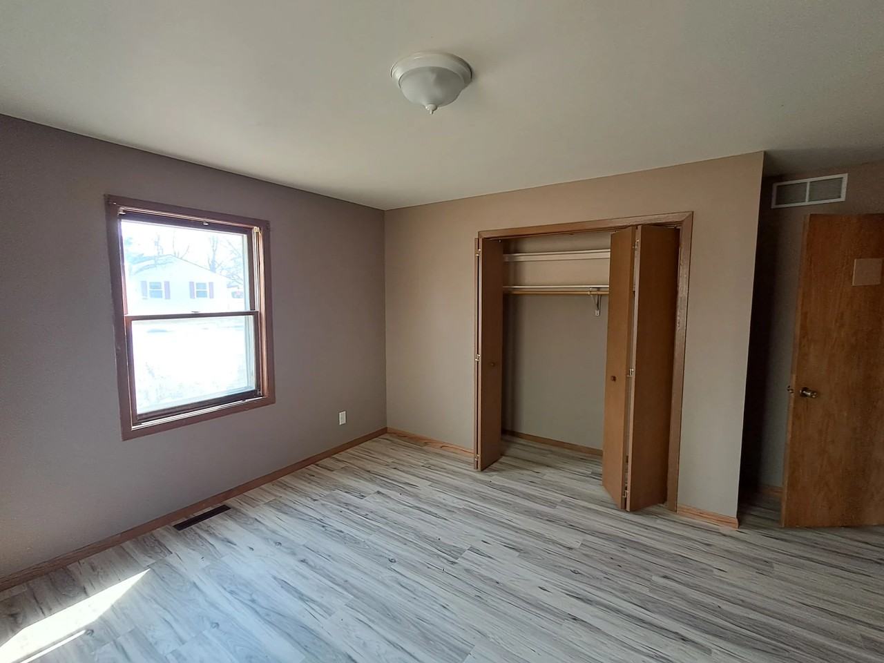 2124 Vermont Ave - Photo 3 of 4