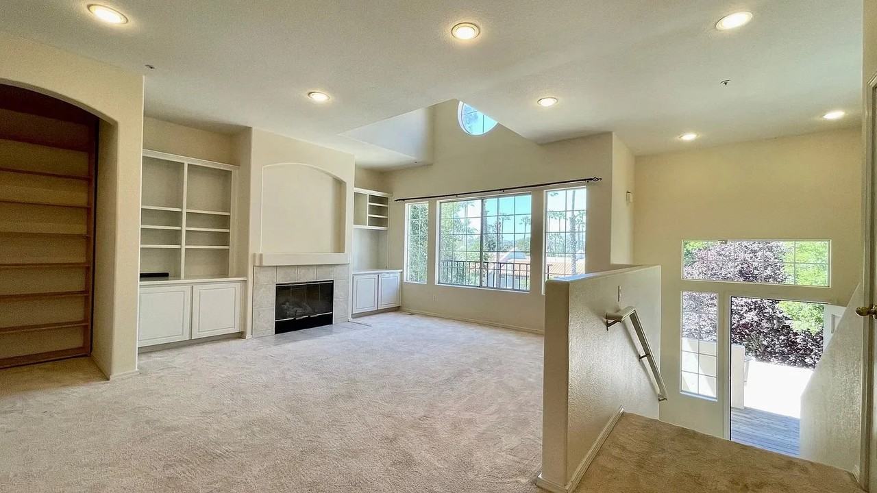 585 Luneta Dr - Photo 3 of 20