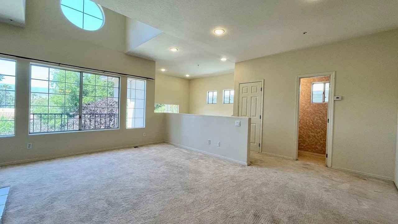 585 Luneta Dr - Photo 4 of 20