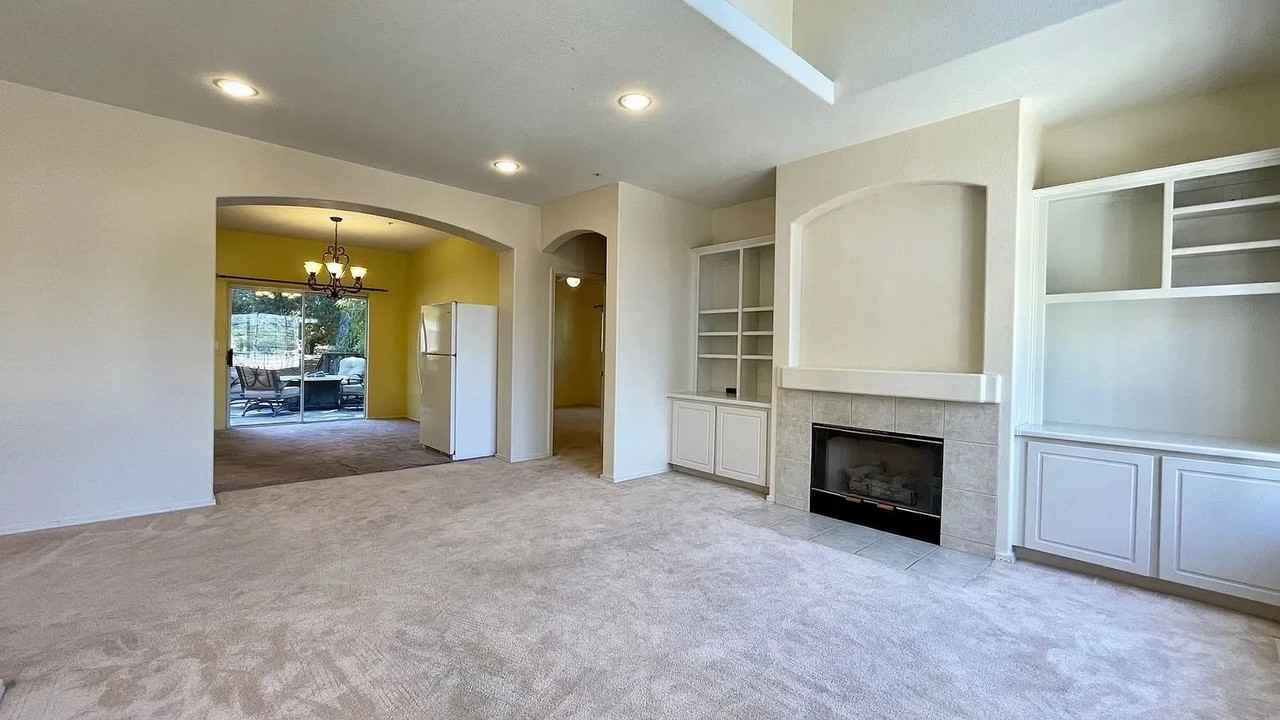 585 Luneta Dr - Photo 5 of 20