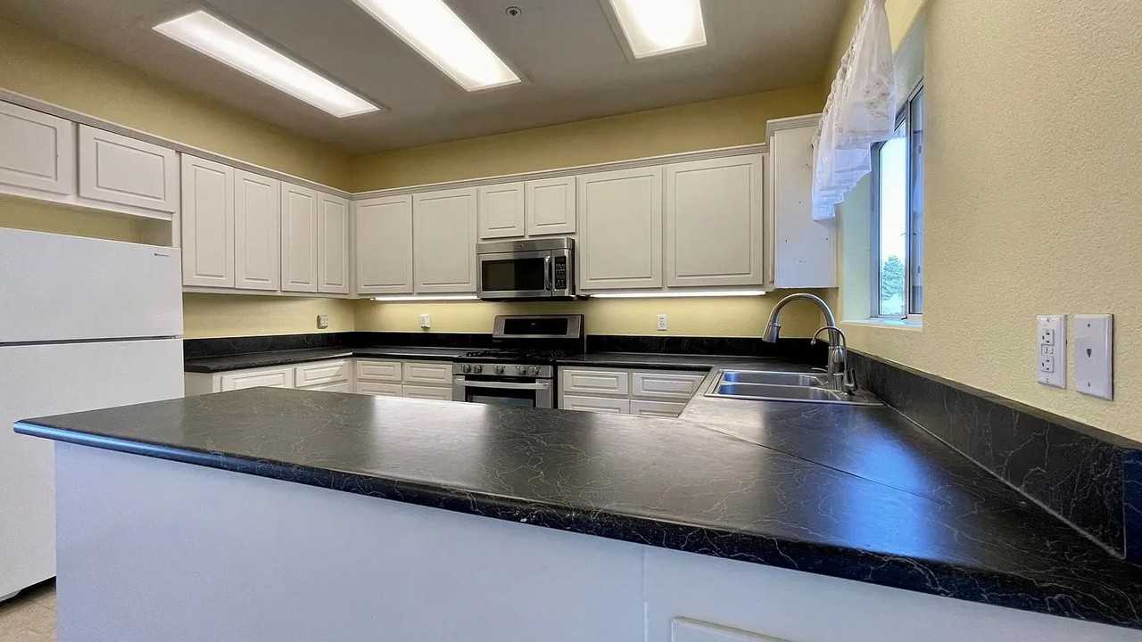 585 Luneta Dr - Photo 7 of 20