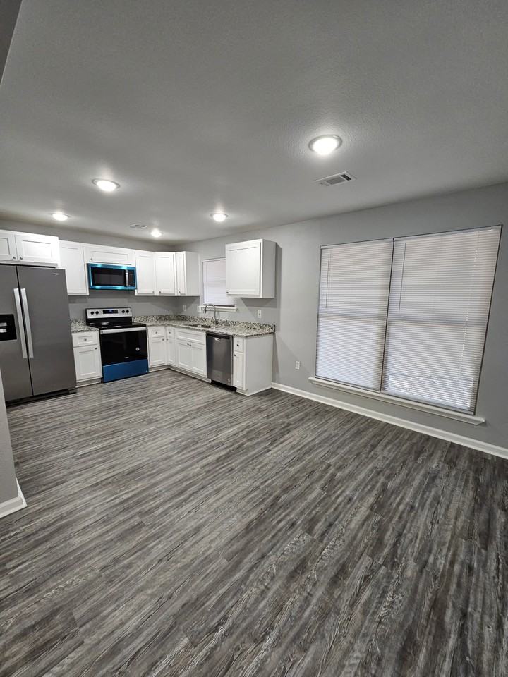 21 Bernard Dr - Photo 4 of 10