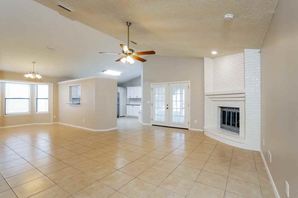 1266 Bee St N - Photo 3 of 15