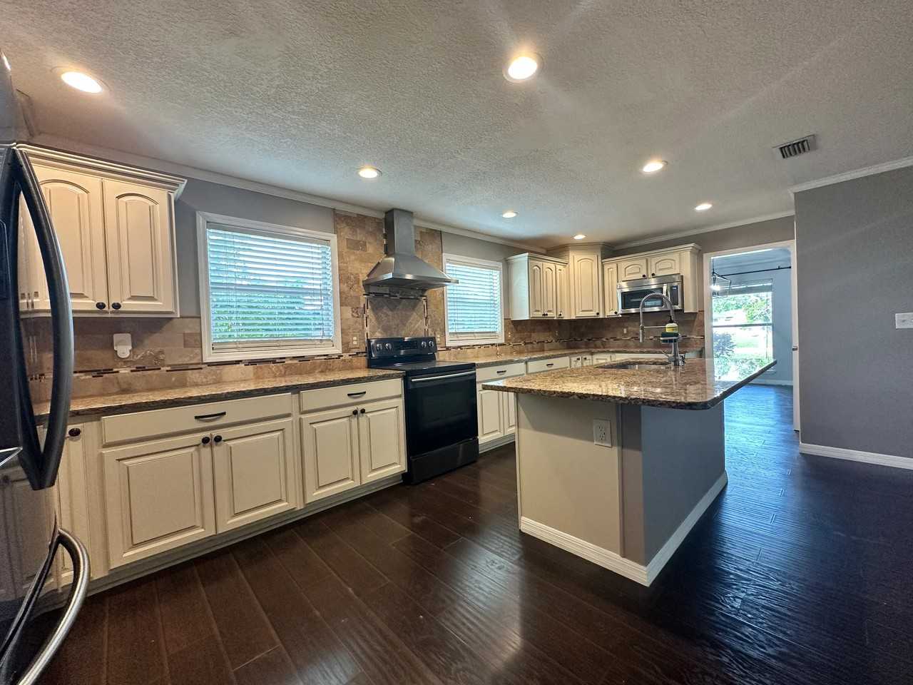 2724 Lexington Dr - Photo 2 of 13