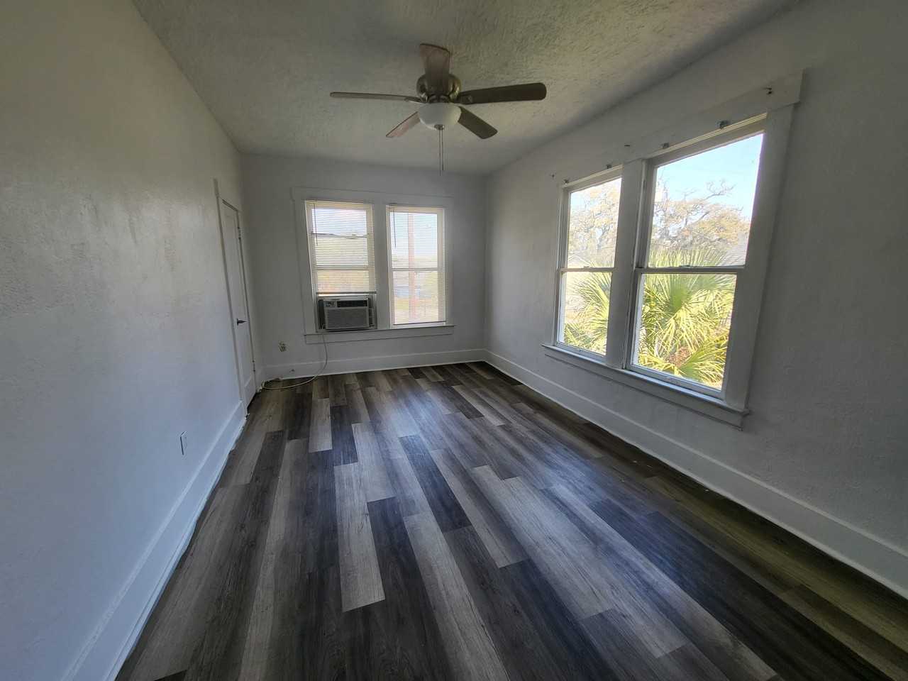 234 E 18th St - Photo 3 of 8