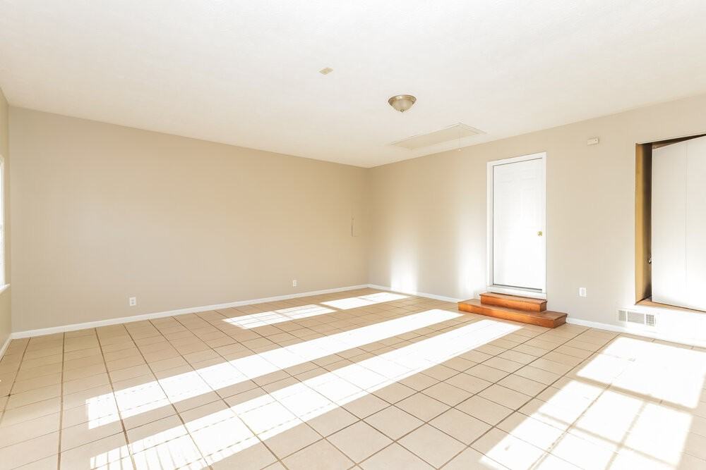 30 Meadows Ct - Photo 4 of 16