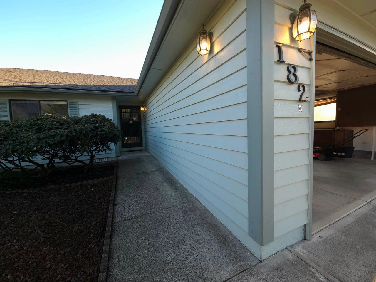 182 Carnelia St Se - Photo 2 of 20