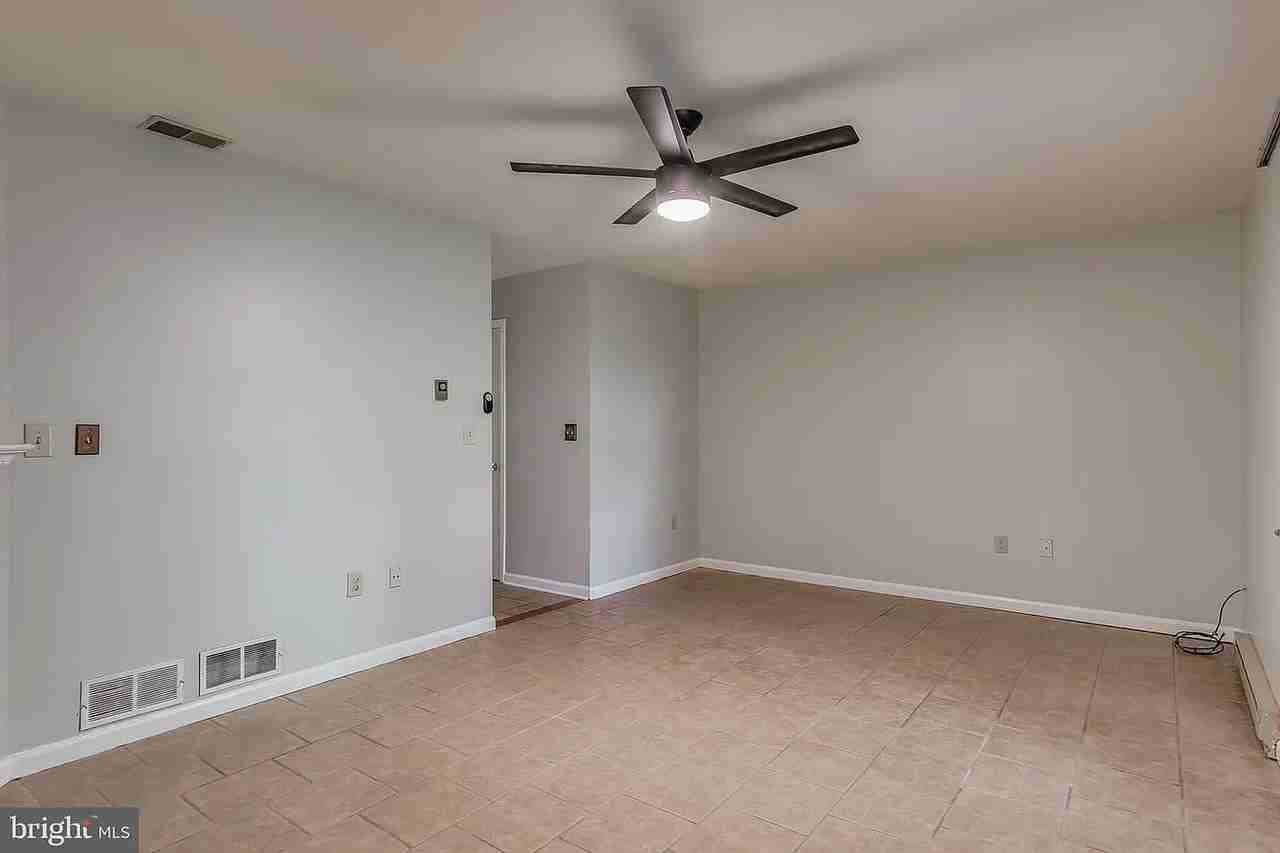 1026 Lindsay Ln - Photo 7 of 19