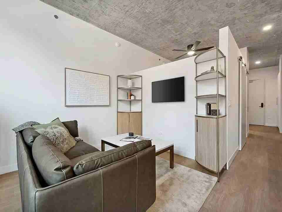 824 N Wells St - Photo 5 of 15