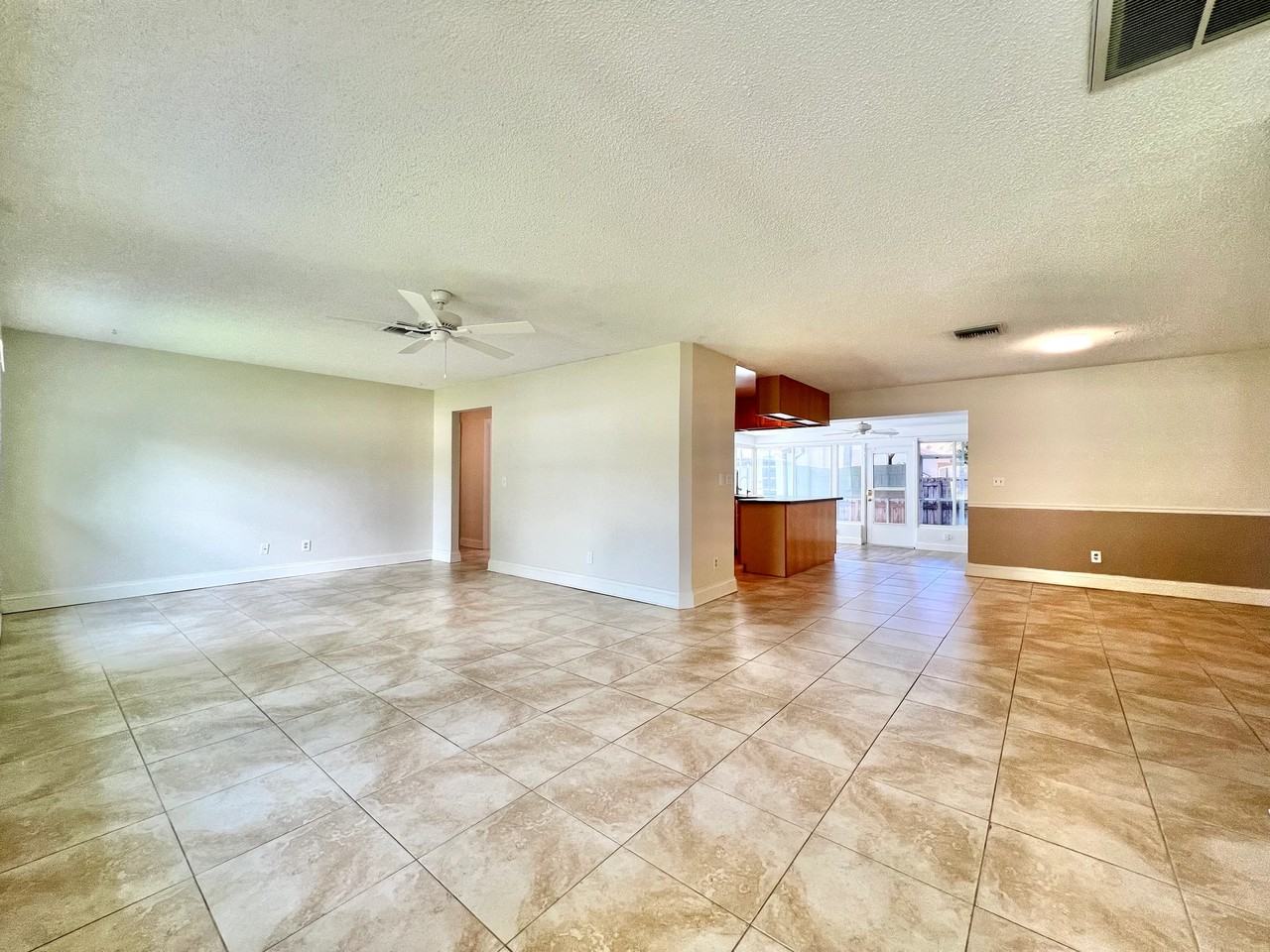 105 N Bay Hills Blvd - Photo 3 of 31