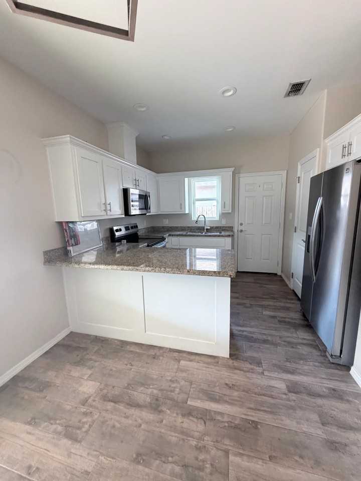 1805 W Harrison St #4 - Photo 6 of 22