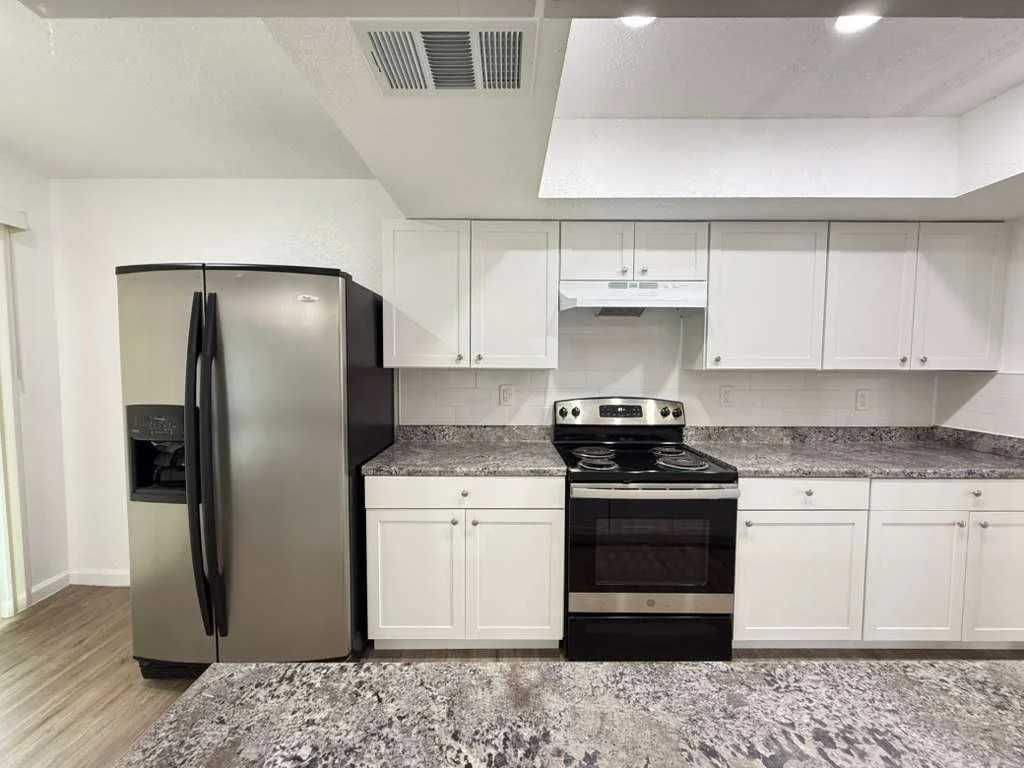 7506 Fairington Dr - Photo 3 of 18