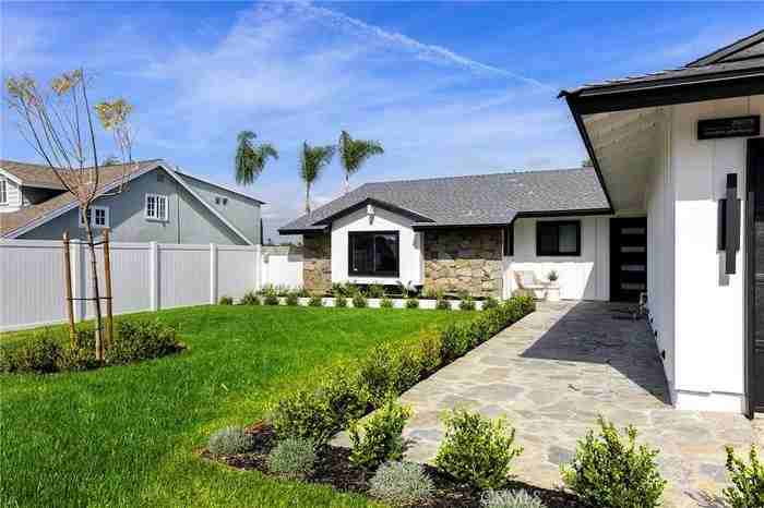 25078 Champlain Rd - Photo 2 of 20