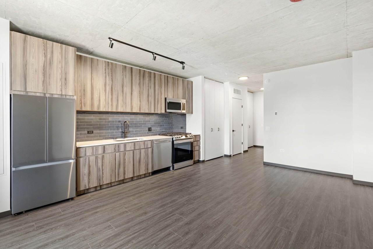 154 N Ashland Ave - Photo 3 of 20