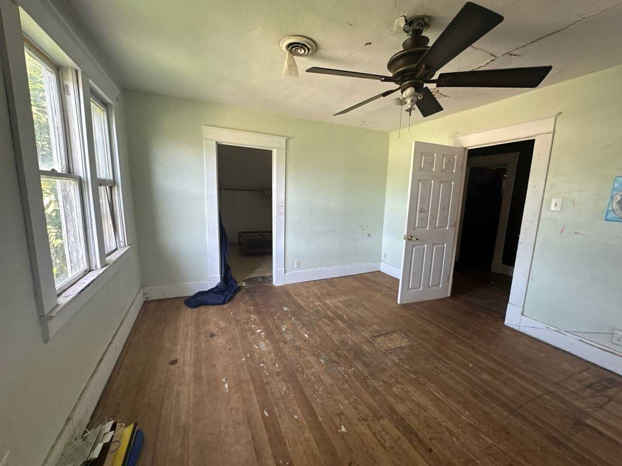 805 S Hickory St - Photo 3 of 16