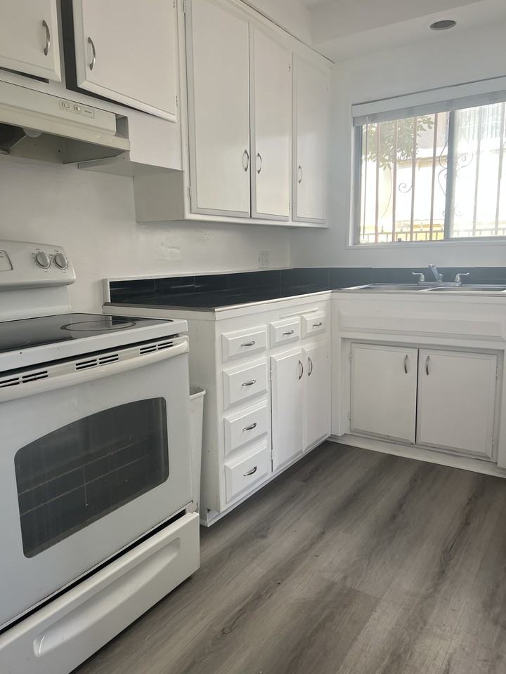11727 Ohio Ave #1 - Photo 5 of 10