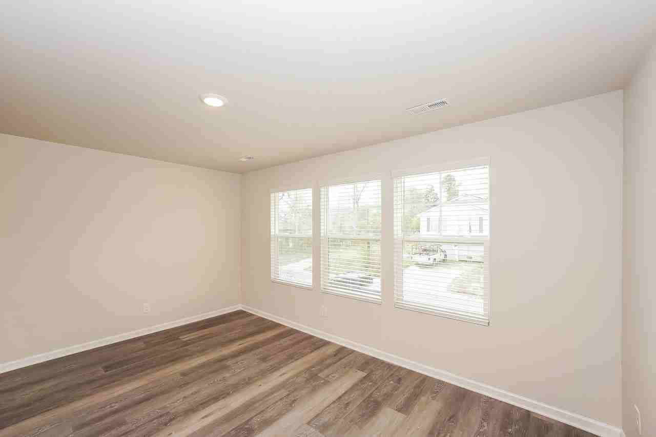 225 Kennerly Ave - Photo 5 of 17
