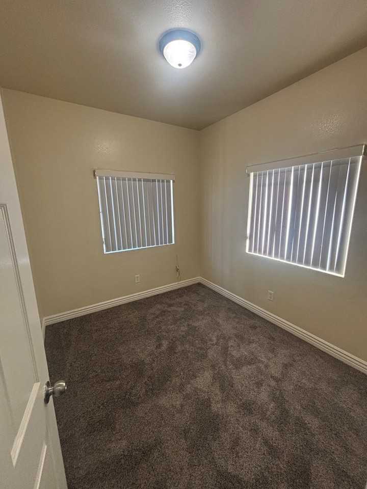 532 West 55th Street - Photo 6 of 12