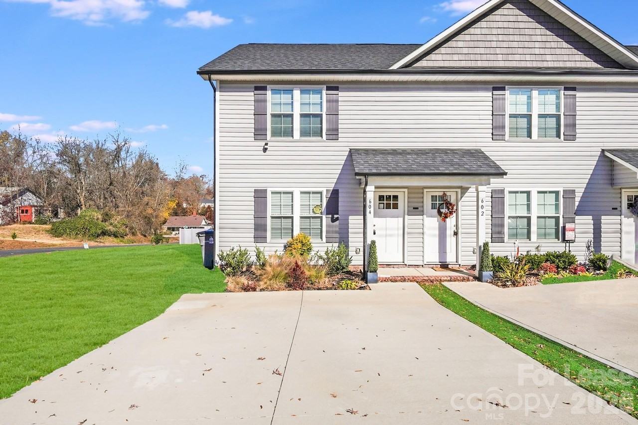 604 W 8th St - Photo 2 of 26