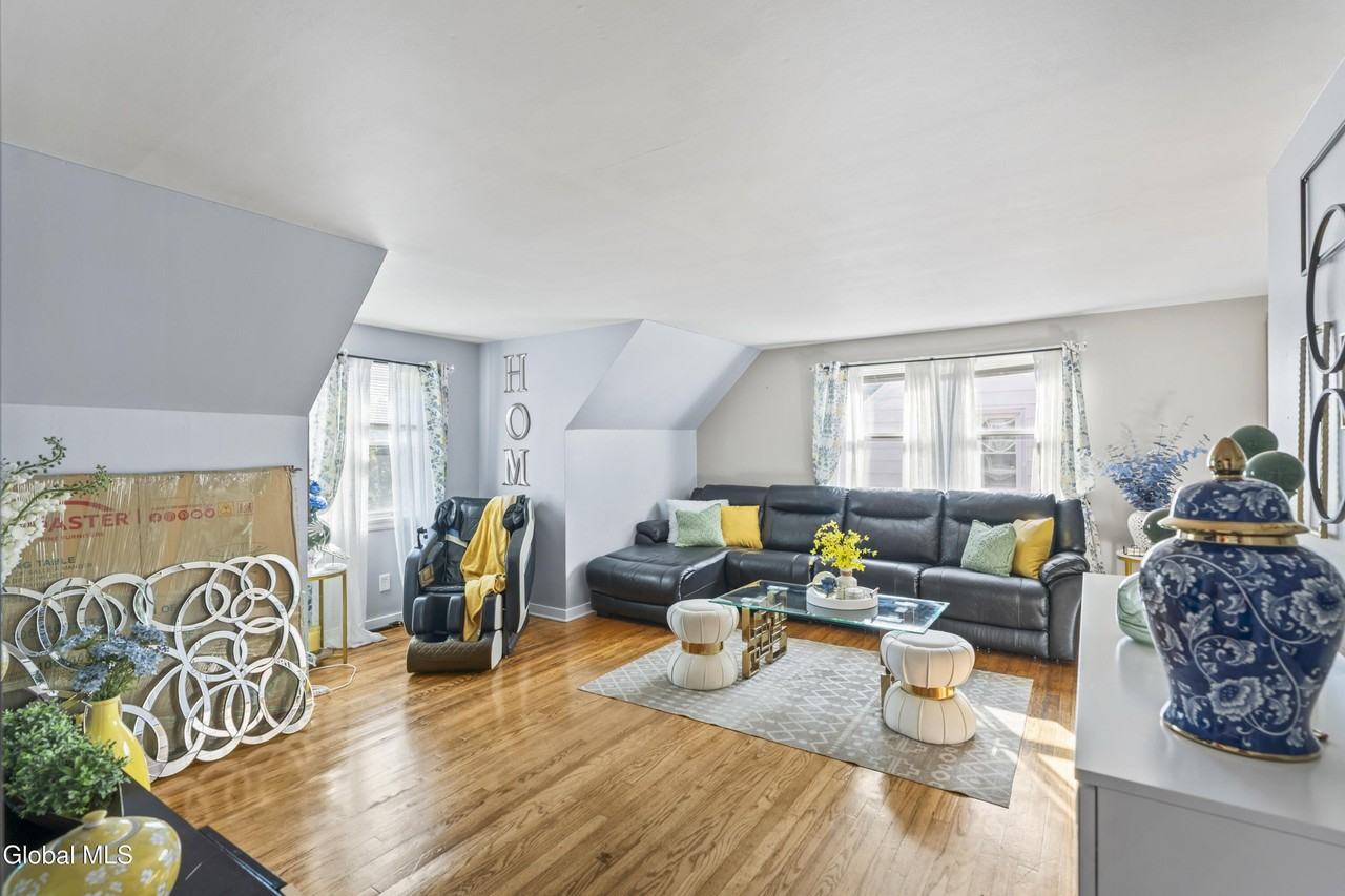 321 Hackett Blvd Unit 2 - Photo 3 of 26