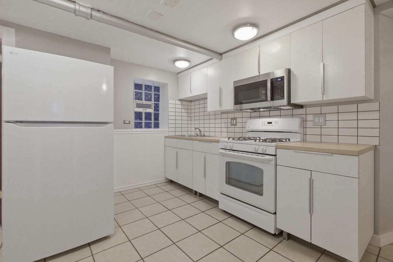 6645 N Greenview Ave - Photo 6 of 17