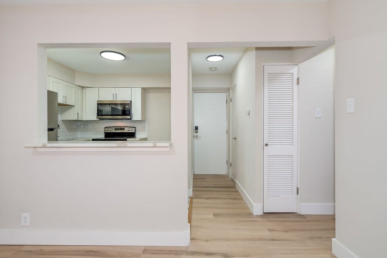 3710 GREENWOOD - Photo 2 of 8