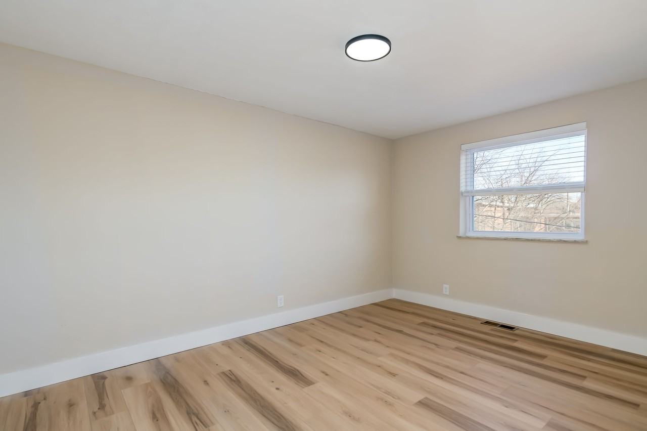 3710 GREENWOOD - Photo 4 of 8