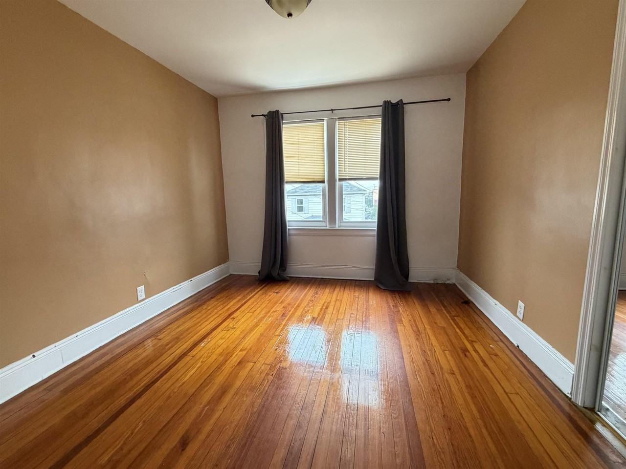 1125 73rd St - Photo 4 of 11