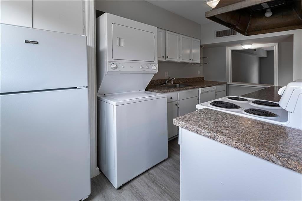 3071 Colonial Way Apt E - Photo 7 of 16