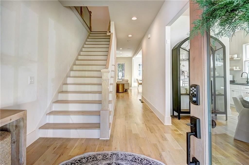 1268 Hayes Dr Se - Photo 3 of 35