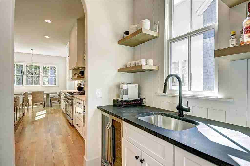 1268 Hayes Dr Se - Photo 5 of 35