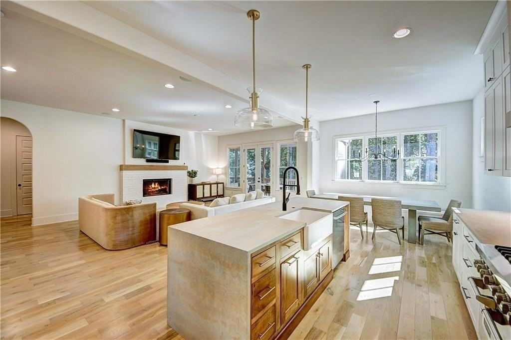 1268 Hayes Dr Se - Photo 6 of 35