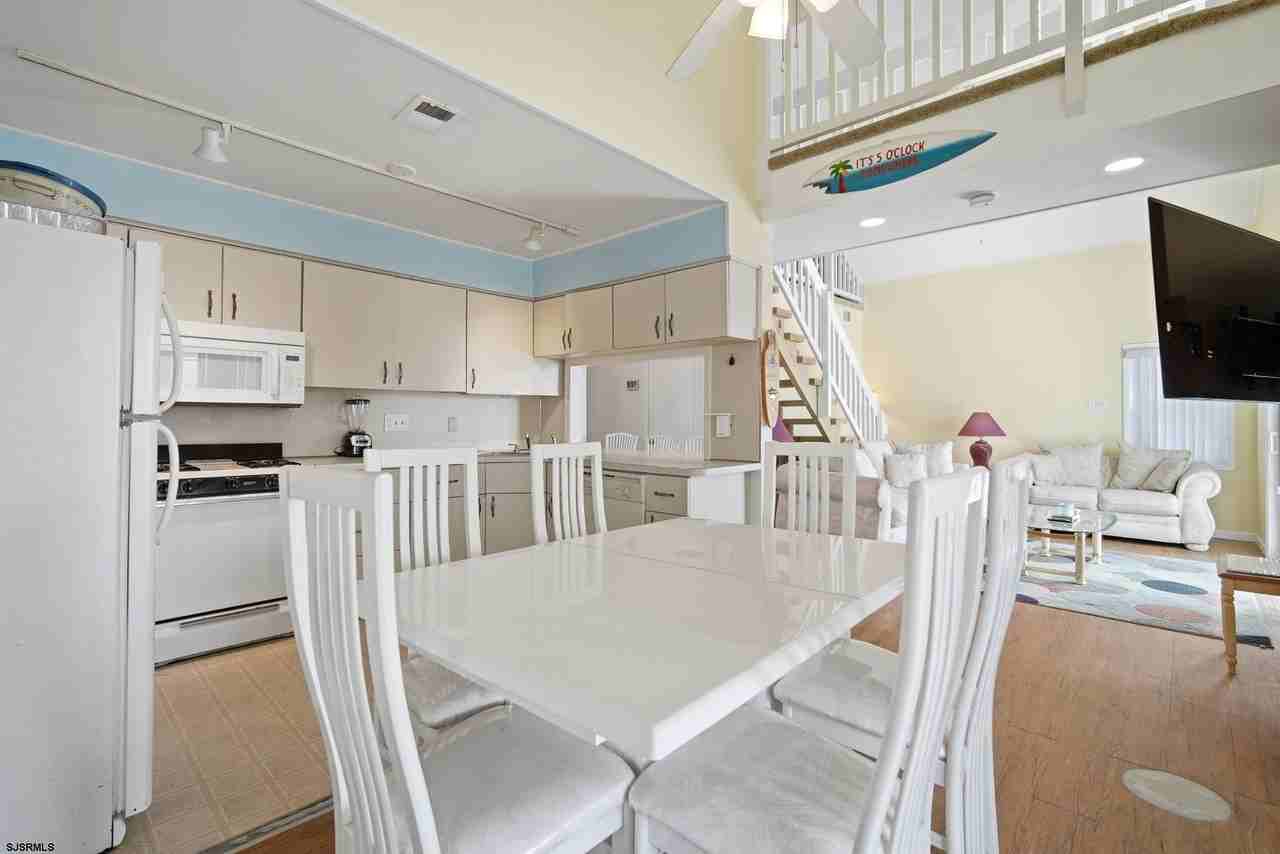 205B 10th St N #B - Photo 4 of 42