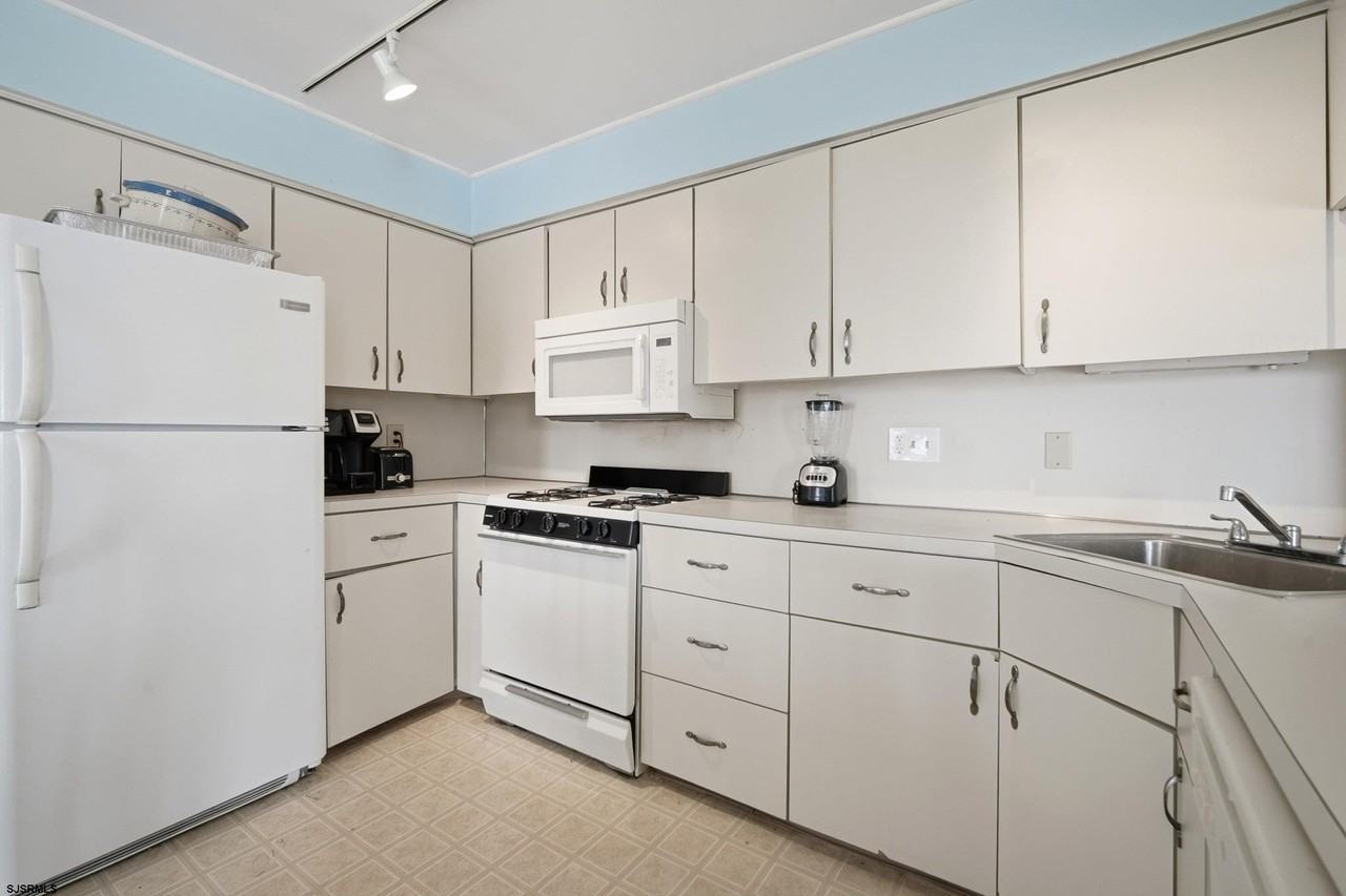 205B 10th St N #B - Photo 6 of 42