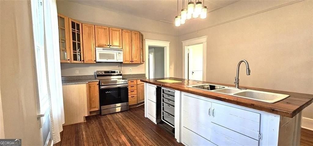 1047 Ridge Ave - Photo 4 of 24