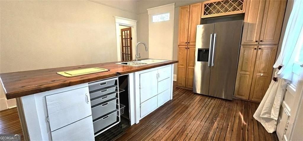 1047 Ridge Ave - Photo 5 of 24