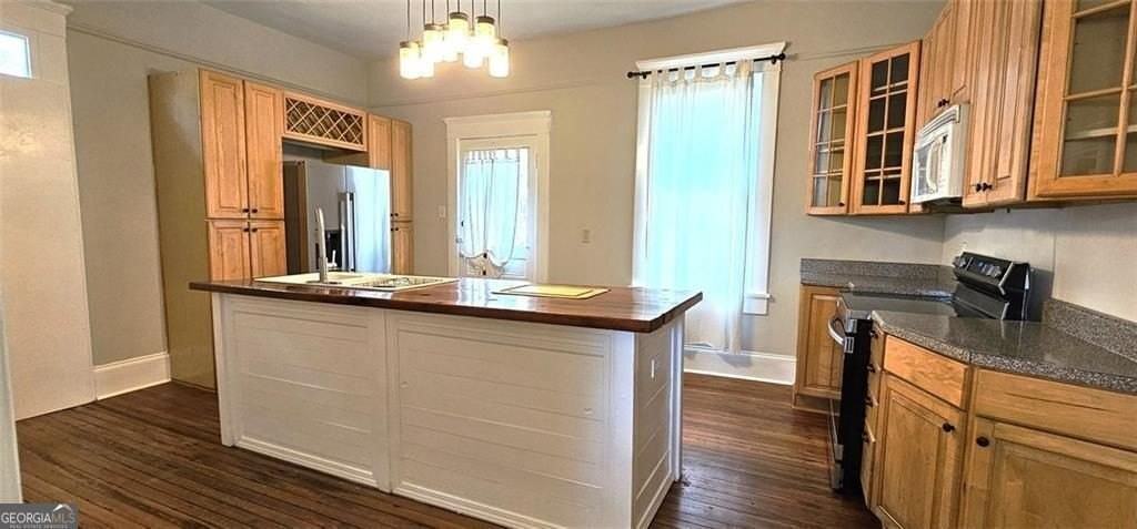 1047 Ridge Ave - Photo 6 of 24