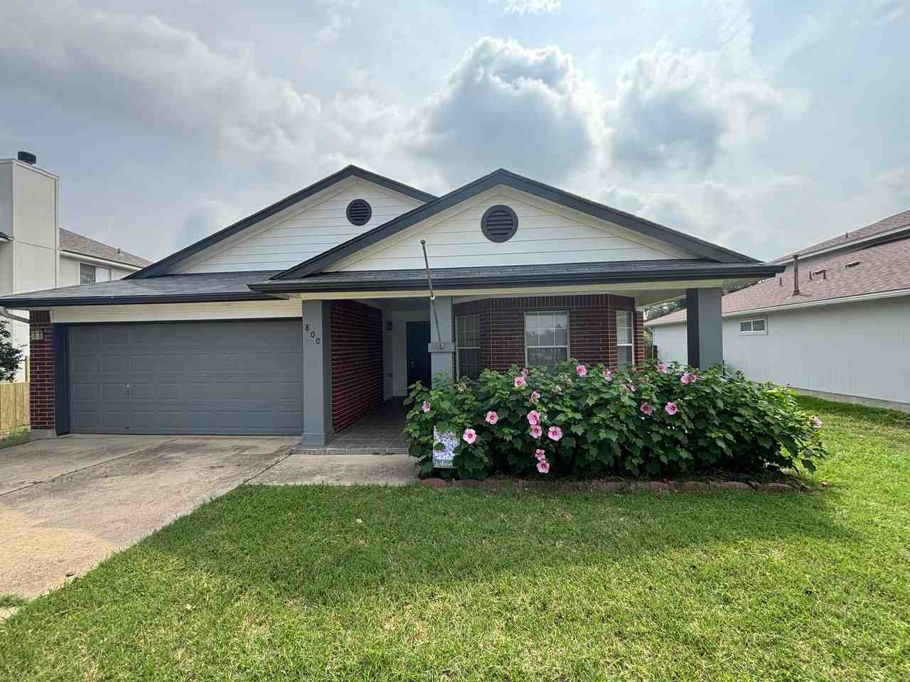 800 Riverway Ln - Photo 2 of 36