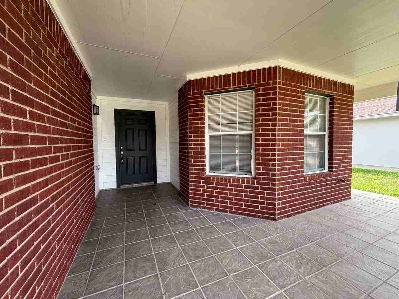 800 Riverway Ln - Photo 3 of 36