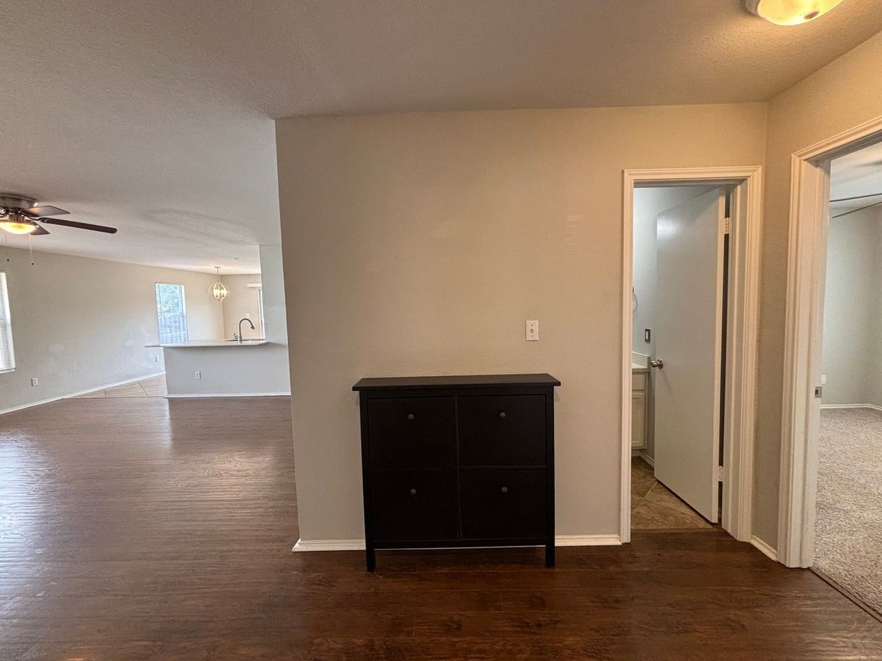 800 Riverway Ln - Photo 5 of 36