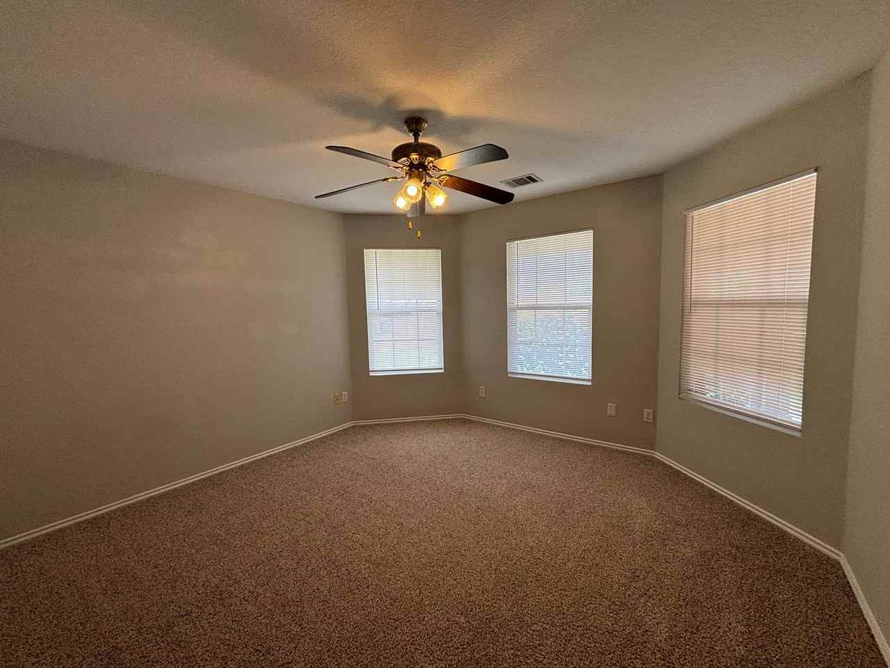 800 Riverway Ln - Photo 6 of 36