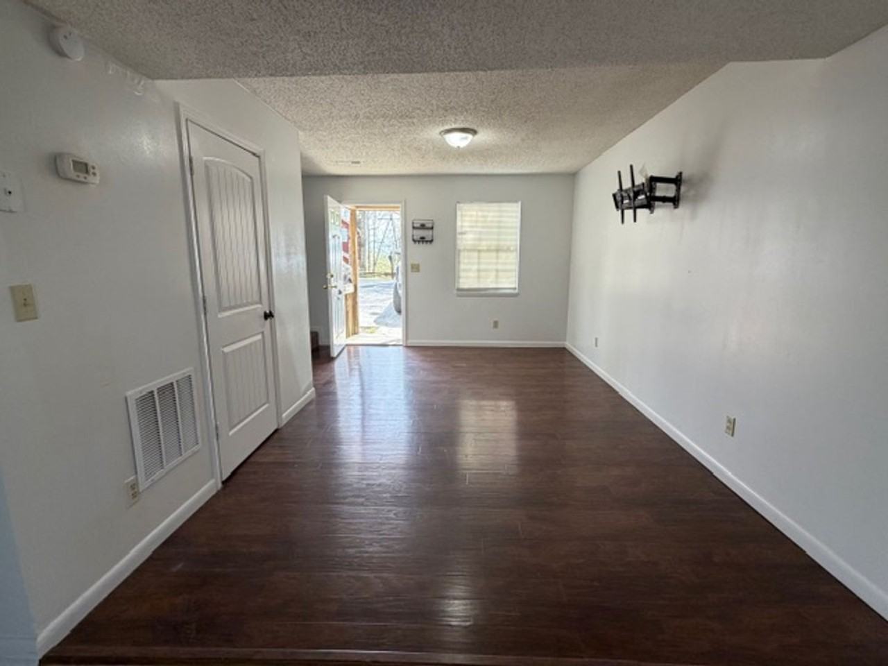 1981 Ridgeview Dr Nw - Photo 2 of 10