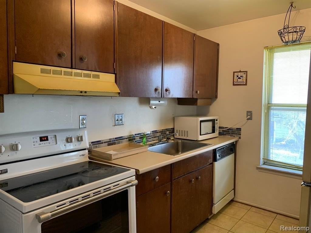 22140 Dante St - Photo 4 of 12