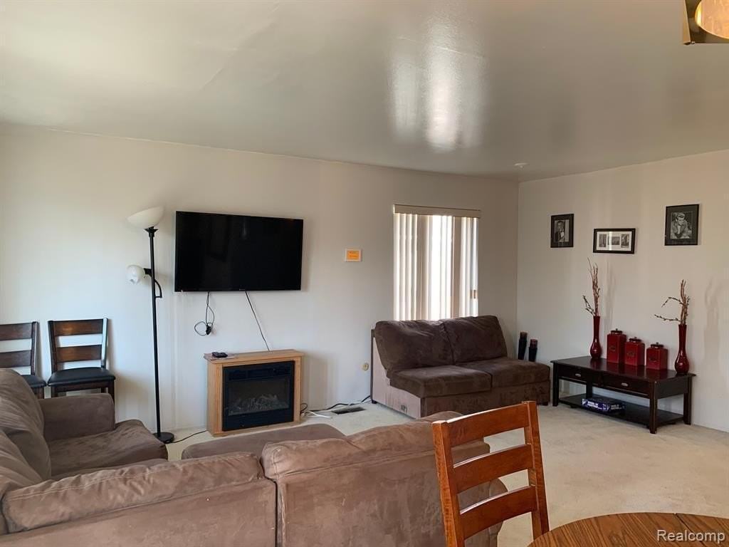 22140 Dante St - Photo 7 of 12