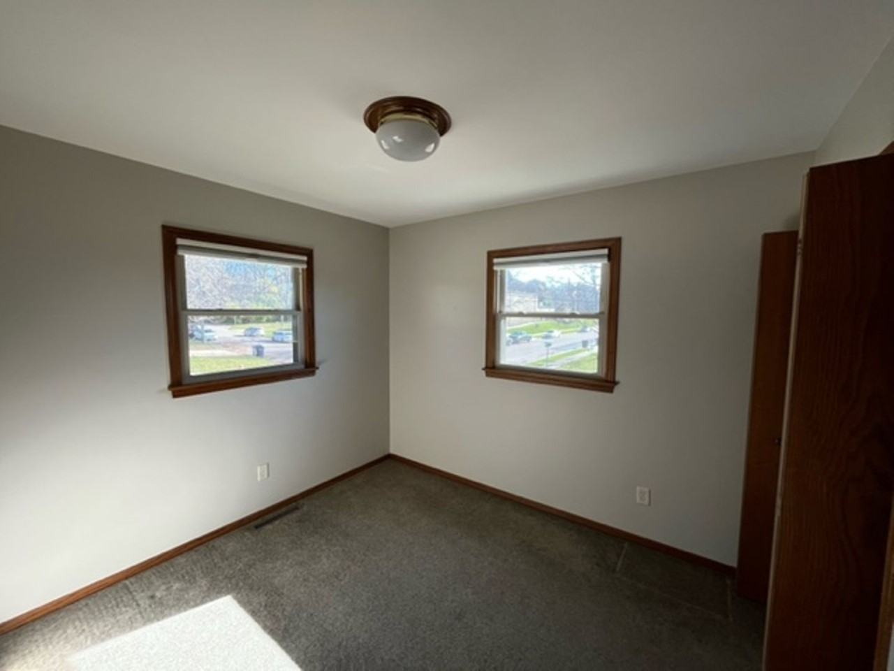 609 Sutherland Ave - Photo 3 of 22