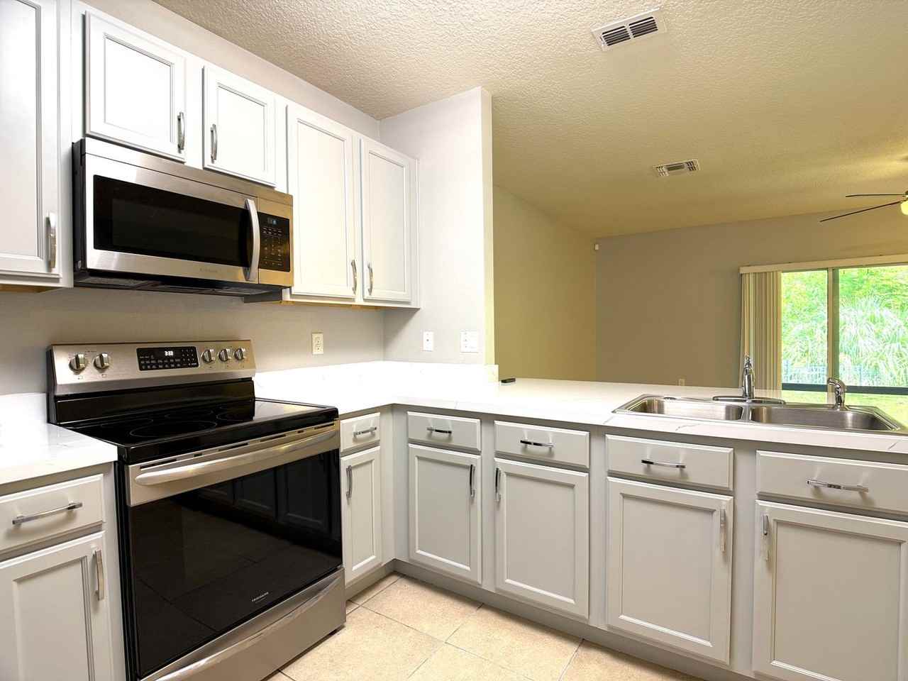 447 Arbor Lakes Dr - Photo 4 of 35